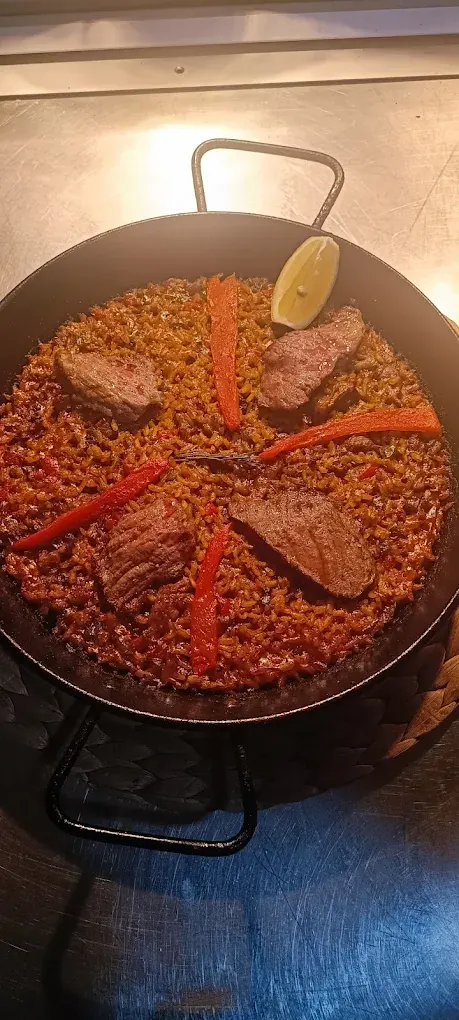 Arroz en paellera con carne y pimiento rojo en Alcosa