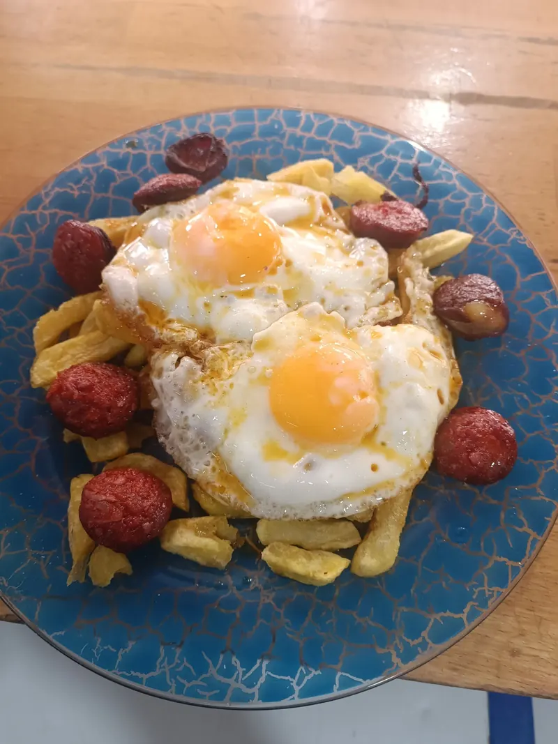 Huevos fritos con chorizo y patatas, comida casera en Alcosa